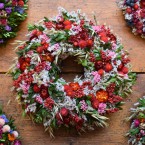 Sóvirág koszorú  narancssárga és piros virágokkal