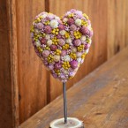 Talpas, szív alakú asztaldísz ,színes virágokkal