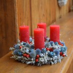 Piros gyertyás adventi koszorú szamárkenyérrel