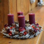 Adventi koszorú sóvirágból bordó gyertyával