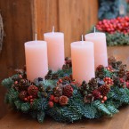 Fenyős adventi koszorú narancs színű gyertyával