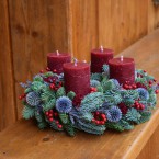 Fenyős adventi koszorú bordó gyertyával