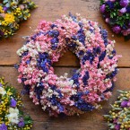 Lila-rózsaszín szarkaláb koszorú