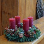 Bordó gyertyás adventi koszorú kövirózsával