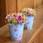 Színes asztaldísz virágos vödörben