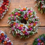 Színes sóvirág koszorú bukszussal kötve