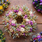 Len koszorú zabbal és rózsaszín virágokkal