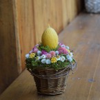 Húsvéti fonott kosaras asztaldísz tojás alakú gyertyával