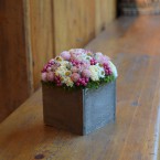 Asztaldísz fadobozban, rózsaszín virágokkal