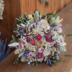 Menyasszonyi csokor levendulával és színes szárított virágokkal