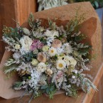 Fehér-pasztell menyasszonyi csokor eukaliptusszal és szárított virágokkal