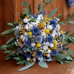 Kék-sárga menyasszonyi csokor szárított virágokból