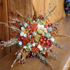 Őszi menyasszonyi csokor csipkebogyóval és szárított virágokkal
